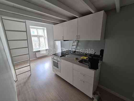 Фасадный дом, реновированный дом, закрытый двор, вход с улицы, лестничная клетка Рига