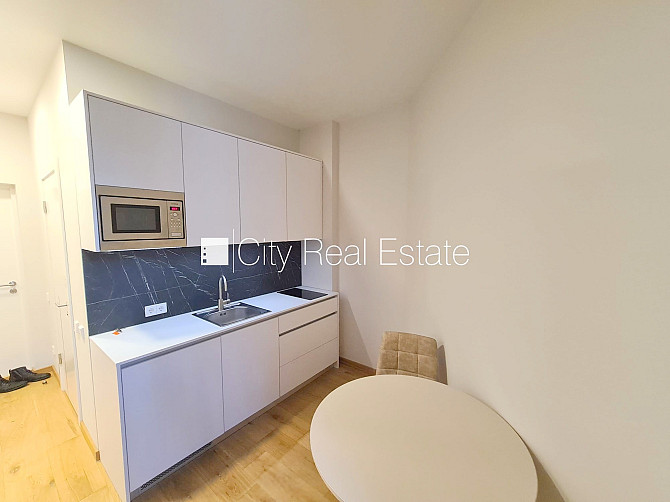 Здание во дворе, реновированный дом, закрытый двор, вход с улицы и со двора, лифт, Рига - изображение 3