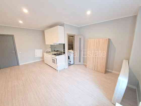 Фасадный дом, реновированный дом, закрытый двор, вход с улицы, лестничная клетка Рига