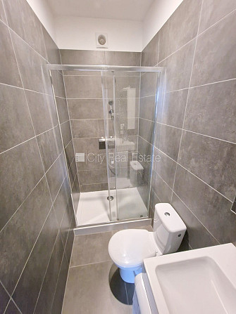 Фасадный дом, реновированный дом, закрытый двор, вход с улицы, лестничная клетка Рига - изображение 13