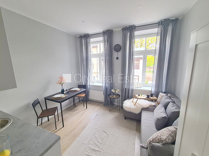 Pagalma ēka, fasādes māja, ieeja no ielas, kāpņu telpa pēc kapitālā remonta, logi vērsti Rīga - foto 1