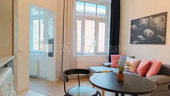 Здание во дворе, реновированный дом, закрытый двор, вход с улицы и со двора, Рига