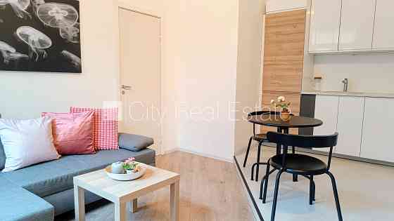 Здание во дворе, реновированный дом, закрытый двор, вход с улицы и со двора, Рига