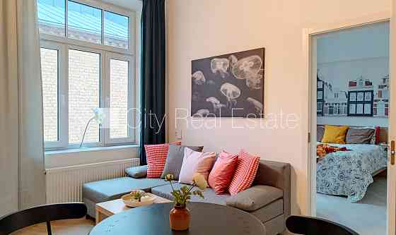 Здание во дворе, реновированный дом, закрытый двор, вход с улицы и со двора, Рига