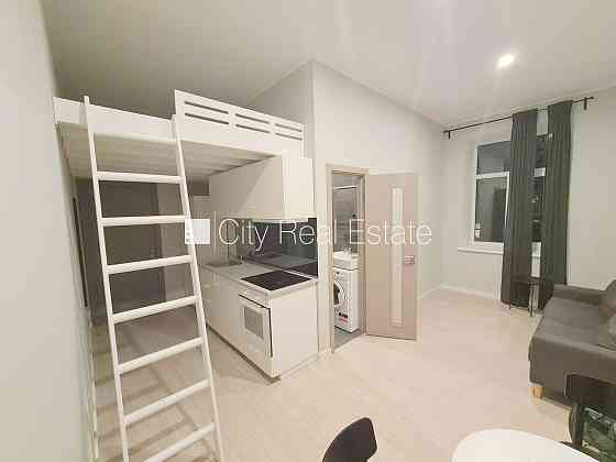 Здание во дворе, реновированный дом, закрытый двор, вход с улицы и со двора, Рига