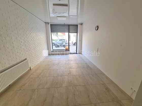 Земля в собственности, фасадный дом, реновированный дом, вход с улицы, окна Рига