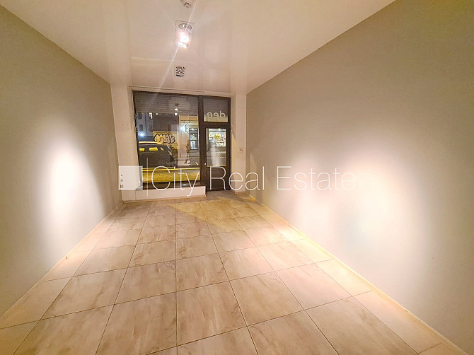 Земля в собственности, фасадный дом, реновированный дом, вход с улицы, окна Рига - изображение 9