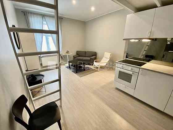 Здание во дворе, реновированный дом, благоустроенный озеленённый двор, закрытый Рига