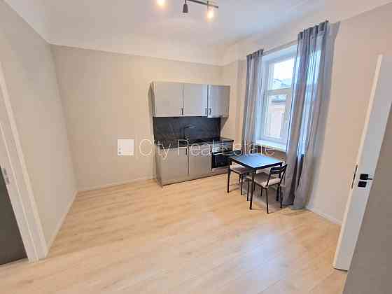 Здание во дворе, реновированный дом, закрытый двор, вход с улицы и со двора, лифт, Рига