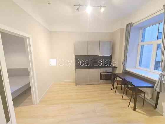 Здание во дворе, реновированный дом, закрытый двор, вход с улицы и со двора, лифт, Рига