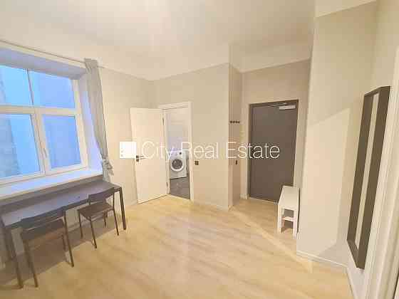 Здание во дворе, реновированный дом, закрытый двор, вход с улицы и со двора, лифт, Рига