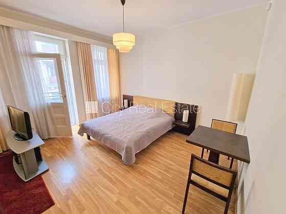 Фасадный дом, вход с улицы, лифт, лестничная клетка после капитального ремонта, Рига