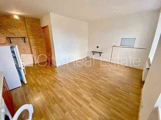 Здание во дворе, реновированный дом, закрытый двор, вход со двора, лестничная Рига