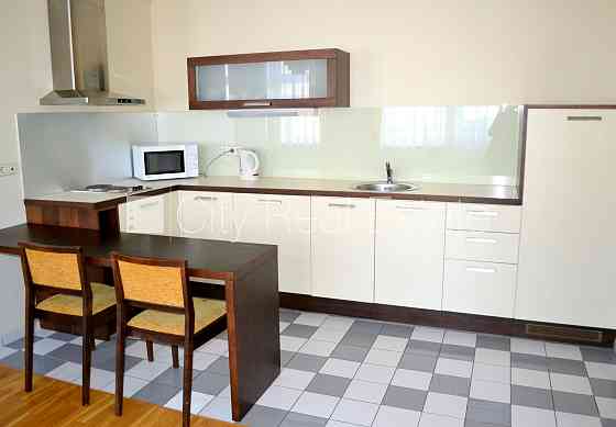 Фасадный дом, реновированный дом, вход с улицы, лифт, лестничная клетка после Рига