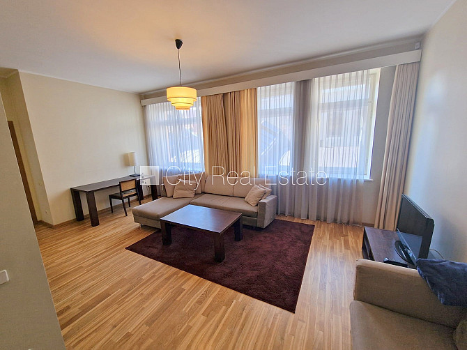 Fasādes māja, renovēta māja, ieeja no ielas, ir lifts, kāpņu telpa pēc kapitālā remonta, Rīga - foto 7