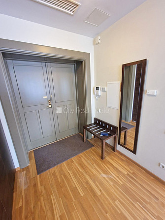 Fasādes māja, renovēta māja, ieeja no ielas, ir lifts, kāpņu telpa pēc kapitālā remonta, Rīga - foto 15