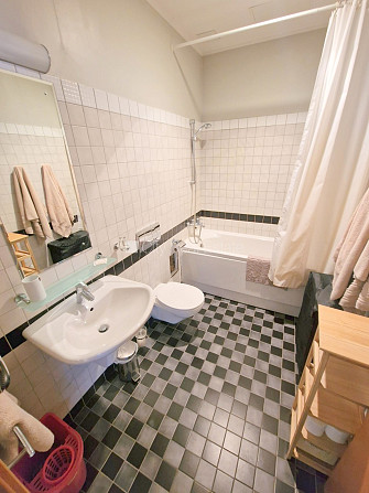 Fasādes māja, renovēta māja, ieeja no ielas, ir lifts, kāpņu telpa pēc kapitālā remonta, Rīga - foto 13