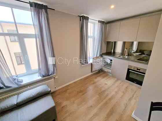 Здание во дворе, реновированный дом, закрытый двор, вход с улицы и со двора, Рига