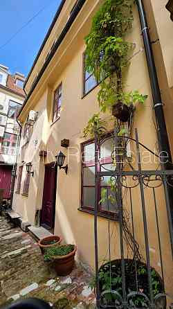 Домовладение, покрытие крыши из черепицы, кирпичные стены, благоустроенный Рига