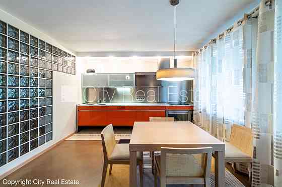 Реновированный дом, благоустроенная озеленённая территория, закрытая Юрмала