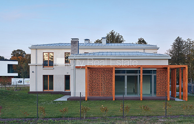 Частный дом, благоустроенная озеленённая территория, подъездная дорога покрыта Рига - изображение 2