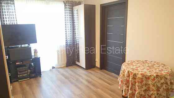 Фасадный дом, вход со двора, лестничная клетка после косметического ремонта, Рига