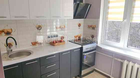 Фасадный дом, вход со двора, лестничная клетка после косметического ремонта, Рига