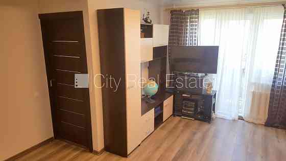 Фасадный дом, вход со двора, лестничная клетка после косметического ремонта, Рига