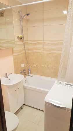 Фасадный дом, вход со двора, лестничная клетка после косметического ремонта, Рига - изображение 10