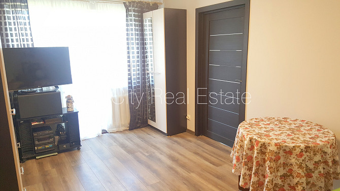 Фасадный дом, вход со двора, лестничная клетка после косметического ремонта, Рига - изображение 6