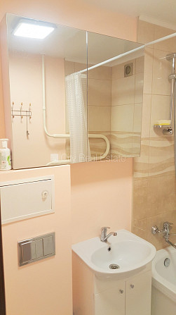 Фасадный дом, вход со двора, лестничная клетка после косметического ремонта, Рига - изображение 11