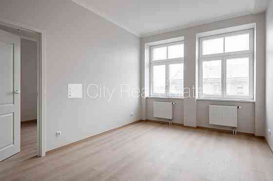 Земля в собственности, фасадный дом, реновированный дом, закрытый двор, Rīga