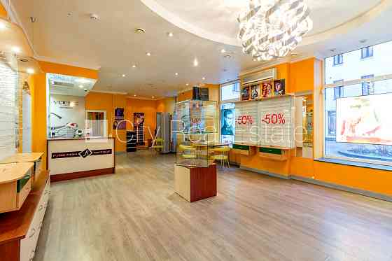 Дом во дворе, реновированный дом, кирпичные стены, фасад с декоративной Рига