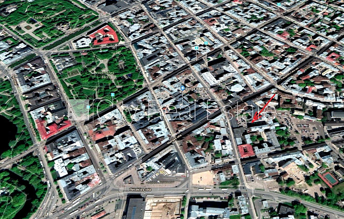 Дом во дворе, реновированный дом, кирпичные стены, фасад с декоративной Рига - изображение 17