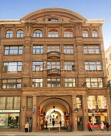 Дом во дворе, реновированный дом, кирпичные стены, фасад с декоративной Рига - изображение 1