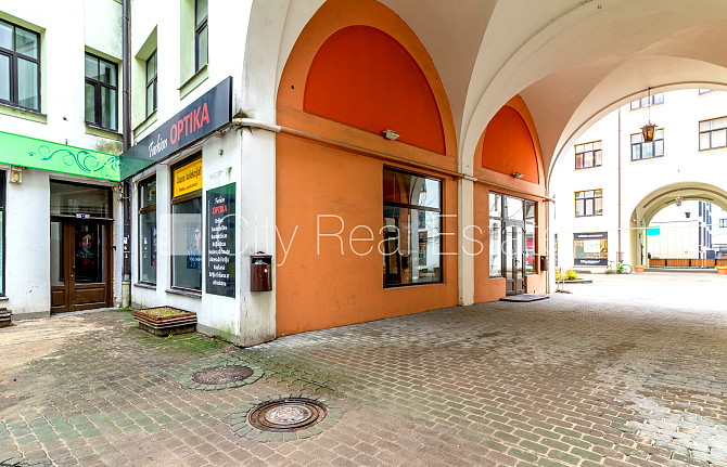 Дом во дворе, реновированный дом, кирпичные стены, фасад с декоративной Рига - изображение 3