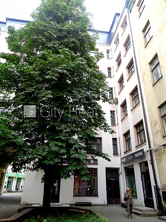 Дом во дворе, реновированный дом, кирпичные стены, фасад с декоративной Рига - изображение 16