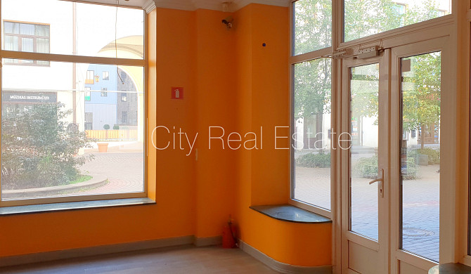 Дом во дворе, реновированный дом, кирпичные стены, фасад с декоративной Рига - изображение 7