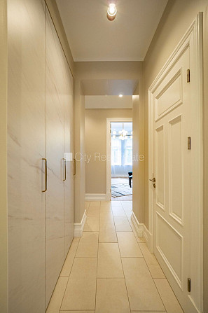 Renovēta māja, labiekārtots apzaļumots pagalms, slēgts pagalms, ir lifts, balkons, logi Rīga - foto 13