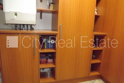 Zeme īpašumā, fasādes māja, renovēta māja, labiekārtota apzaļumota teritorija, bruģēts Rīga - foto 17