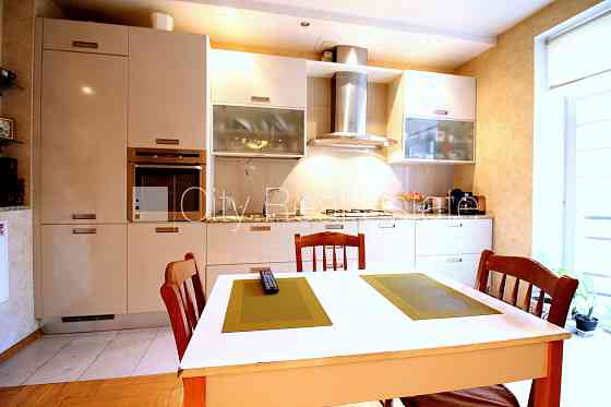 Земля в собственности, фасадный дом, кирпичные стены, закрытый двор, въездные Rīga