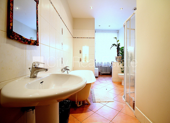 Zeme īpašumā, fasādes māja, ķieģeļu mūra sienas, slēgts pagalms, teritorijas iebrauktuves Rīga - foto 12