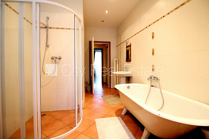 Zeme īpašumā, fasādes māja, ķieģeļu mūra sienas, slēgts pagalms, teritorijas iebrauktuves Rīga - foto 13