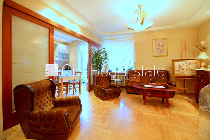 Zeme īpašumā, fasādes māja, ķieģeļu mūra sienas, slēgts pagalms, teritorijas iebrauktuves Rīga - foto 1