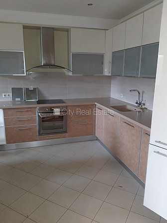 Рядный дом, благоустроенный озеленённый двор, закрытая территория, въездные Юрмала - изображение 6