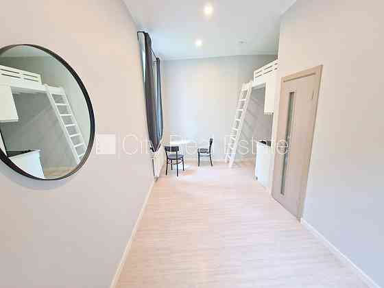 Здание во дворе, реновированный дом, закрытый двор, вход со двора, лестничная Rīga