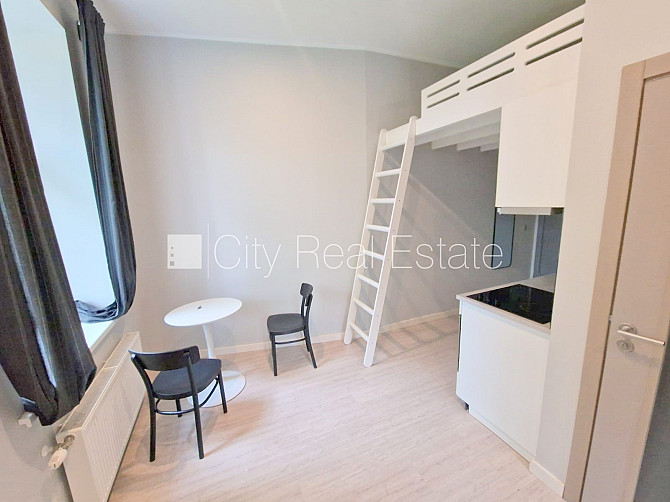 Здание во дворе, реновированный дом, закрытый двор, вход со двора, лестничная Рига - изображение 8