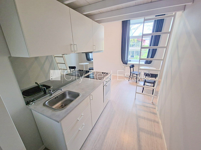 Здание во дворе, реновированный дом, закрытый двор, вход со двора, лестничная Рига - изображение 10