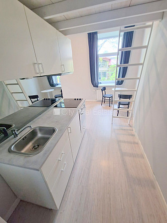 Здание во дворе, реновированный дом, закрытый двор, вход со двора, лестничная Рига - изображение 19