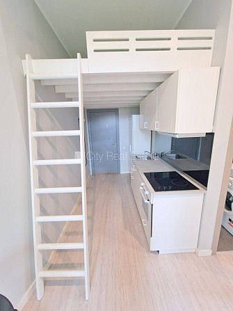 Здание во дворе, реновированный дом, закрытый двор, вход со двора, лестничная Рига - изображение 12